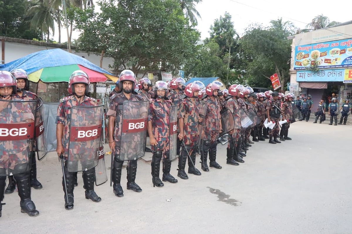 রাজশাহী বিশ্ববিদ্যালয়ের কাজলা গেটে মোতায়েন করা হয়েছে বিজিবি